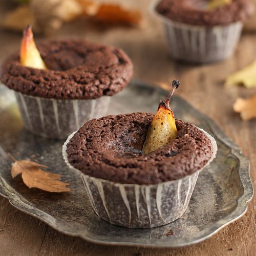 Schokoladenmuffins, mit einer Birnenspalte